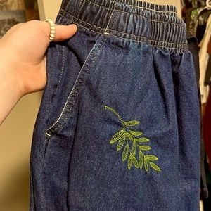 Like new, Cabin creek brand, size 14! Hand embroidered greenery on each side!